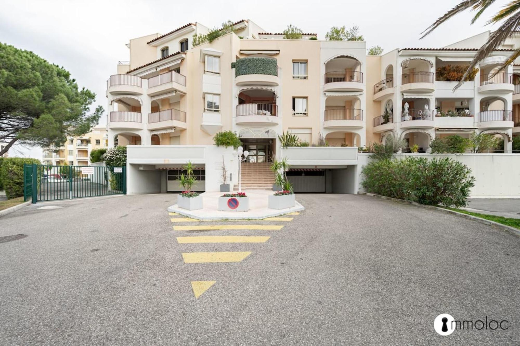 Spacious Apartment With Pool Located In The Marina Of Mandelieu Exterior foto